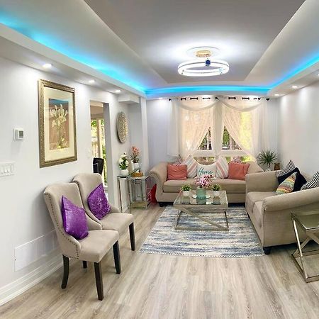 Super Luxury Family Home - 3 Bedrooms, 1 Full Bathroom And 1 Half Washroom With Free Parking, Wifi, Netflix 토론토 외부 사진