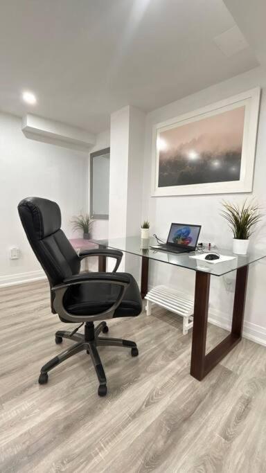 Super Luxury Family Home - 3 Bedrooms, 1 Full Bathroom And 1 Half Washroom With Free Parking, Wifi, Netflix 토론토 외부 사진