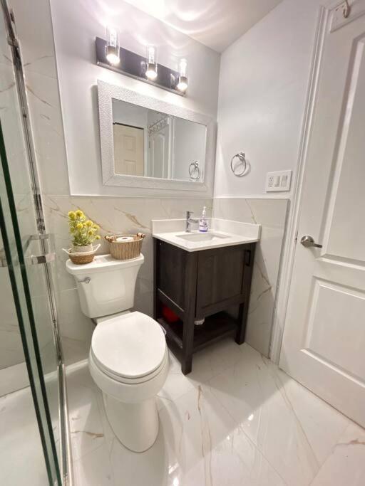 Super Luxury Family Home - 3 Bedrooms, 1 Full Bathroom And 1 Half Washroom With Free Parking, Wifi, Netflix 토론토 외부 사진