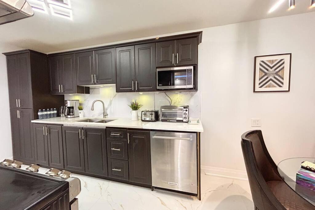 Super Luxury Family Home - 3 Bedrooms, 1 Full Bathroom And 1 Half Washroom With Free Parking, Wifi, Netflix 토론토 외부 사진