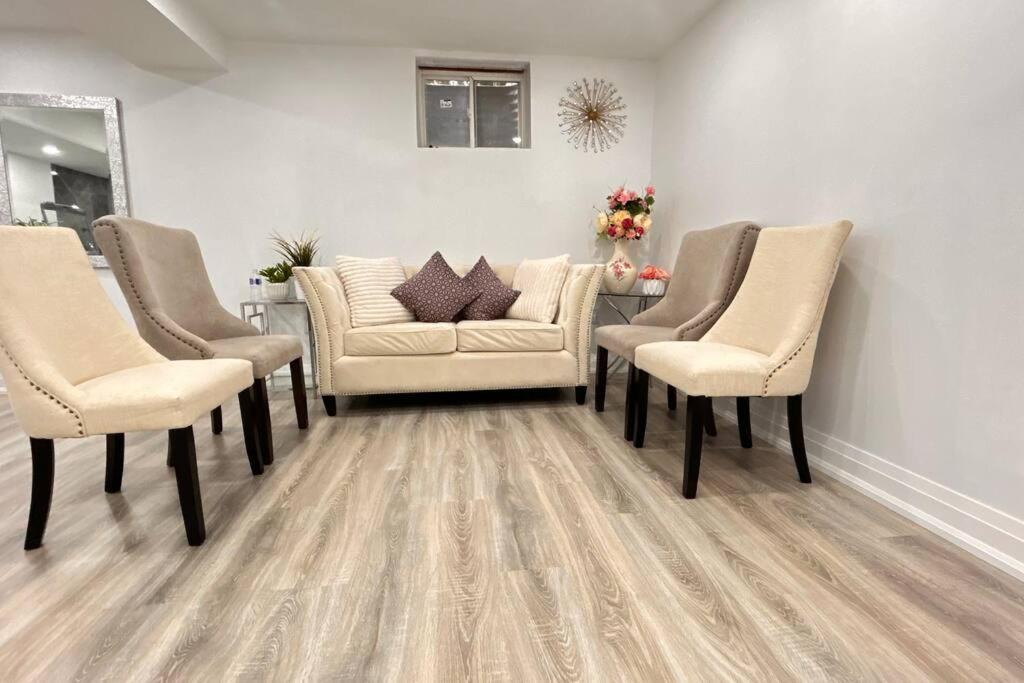 Super Luxury Family Home - 3 Bedrooms, 1 Full Bathroom And 1 Half Washroom With Free Parking, Wifi, Netflix 토론토 외부 사진