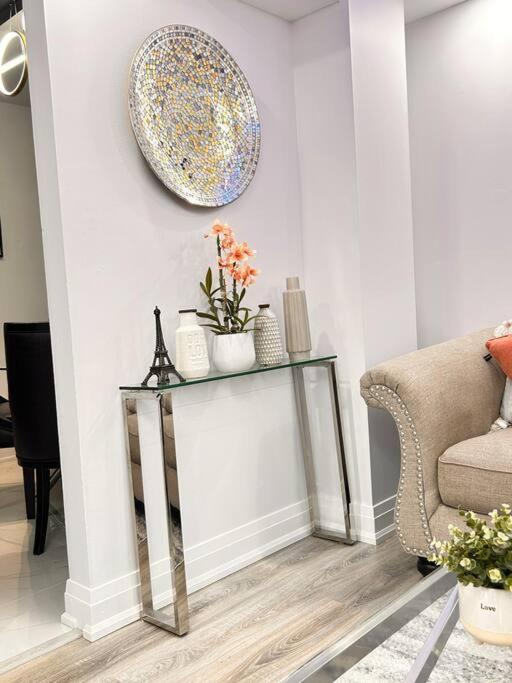 Super Luxury Family Home - 3 Bedrooms, 1 Full Bathroom And 1 Half Washroom With Free Parking, Wifi, Netflix 토론토 외부 사진