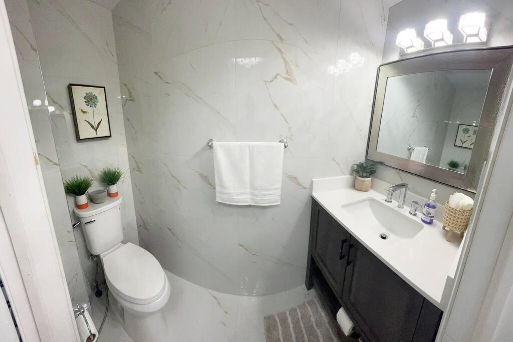 Super Luxury Family Home - 3 Bedrooms, 1 Full Bathroom And 1 Half Washroom With Free Parking, Wifi, Netflix 토론토 외부 사진