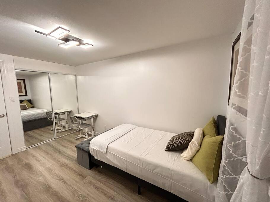 Super Luxury Family Home - 3 Bedrooms, 1 Full Bathroom And 1 Half Washroom With Free Parking, Wifi, Netflix 토론토 외부 사진