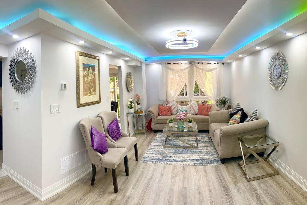 Super Luxury Family Home - 3 Bedrooms, 1 Full Bathroom And 1 Half Washroom With Free Parking, Wifi, Netflix 토론토 외부 사진