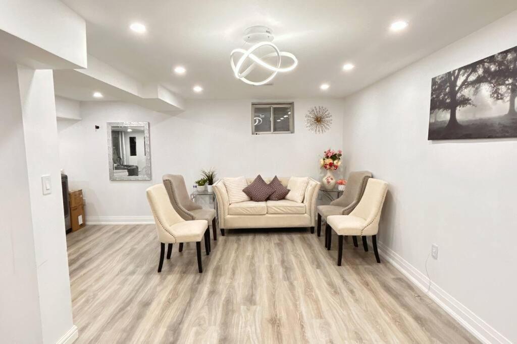 Super Luxury Family Home - 3 Bedrooms, 1 Full Bathroom And 1 Half Washroom With Free Parking, Wifi, Netflix 토론토 외부 사진