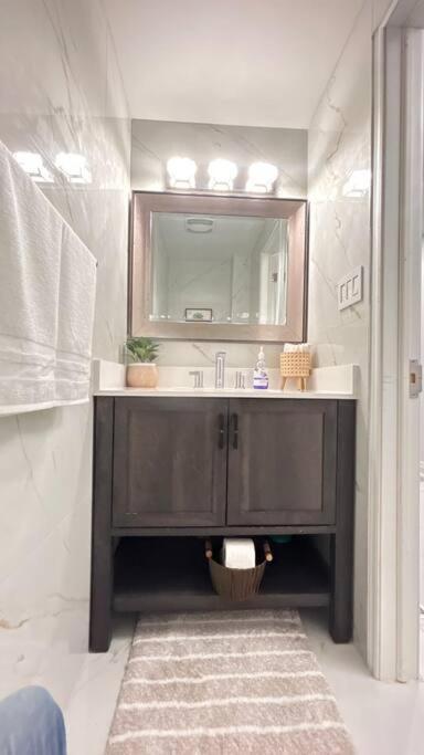 Super Luxury Family Home - 3 Bedrooms, 1 Full Bathroom And 1 Half Washroom With Free Parking, Wifi, Netflix 토론토 외부 사진