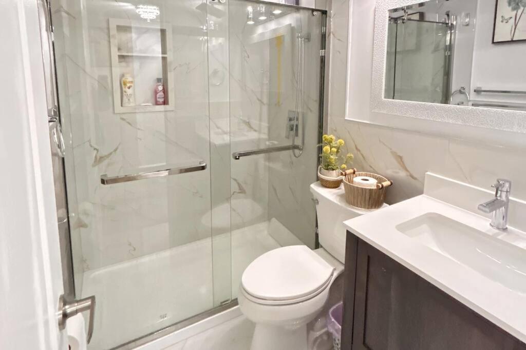 Super Luxury Family Home - 3 Bedrooms, 1 Full Bathroom And 1 Half Washroom With Free Parking, Wifi, Netflix 토론토 외부 사진
