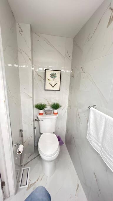 Super Luxury Family Home - 3 Bedrooms, 1 Full Bathroom And 1 Half Washroom With Free Parking, Wifi, Netflix 토론토 외부 사진