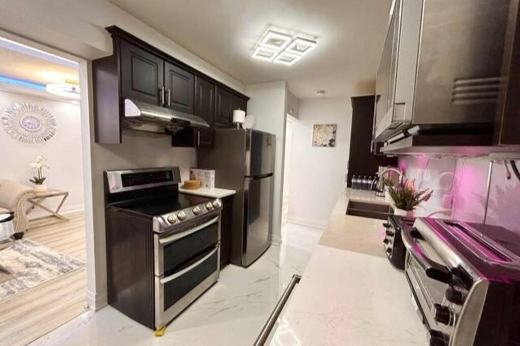 Super Luxury Family Home - 3 Bedrooms, 1 Full Bathroom And 1 Half Washroom With Free Parking, Wifi, Netflix 토론토 외부 사진