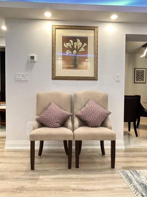 Super Luxury Family Home - 3 Bedrooms, 1 Full Bathroom And 1 Half Washroom With Free Parking, Wifi, Netflix 토론토 외부 사진
