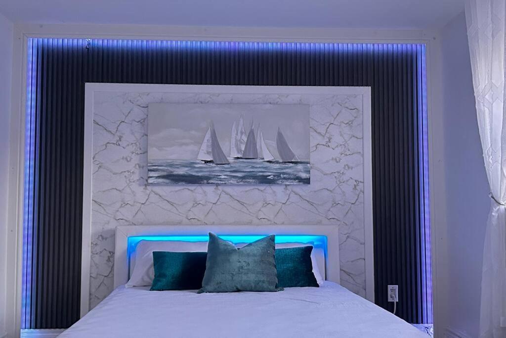 Super Luxury Family Home - 3 Bedrooms, 1 Full Bathroom And 1 Half Washroom With Free Parking, Wifi, Netflix 토론토 외부 사진