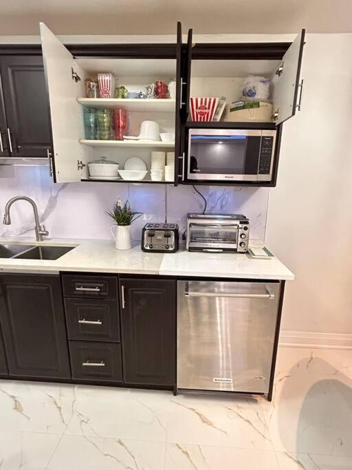 Super Luxury Family Home - 3 Bedrooms, 1 Full Bathroom And 1 Half Washroom With Free Parking, Wifi, Netflix 토론토 외부 사진