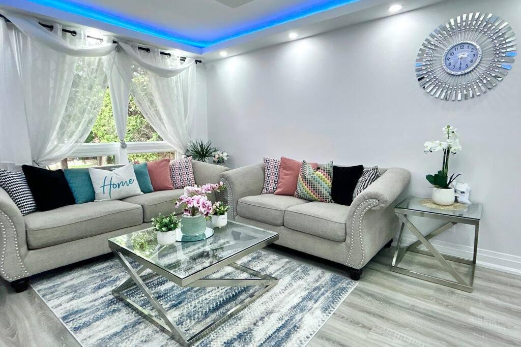 Super Luxury Family Home - 3 Bedrooms, 1 Full Bathroom And 1 Half Washroom With Free Parking, Wifi, Netflix 토론토 외부 사진